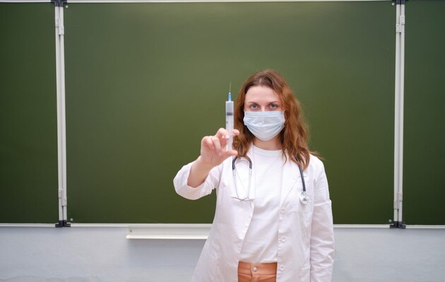 МОН: «В Украине перед началом учебного года полностью вакцинированы 29% коллективов школ» 