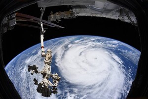 Астронавт ESA сделал снимок урагана «Ида» с борта МКС
