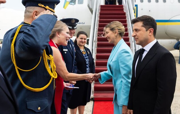  Зеленських в аеропорту Вашингтона зустріла посол України в США Оксана Маркарова