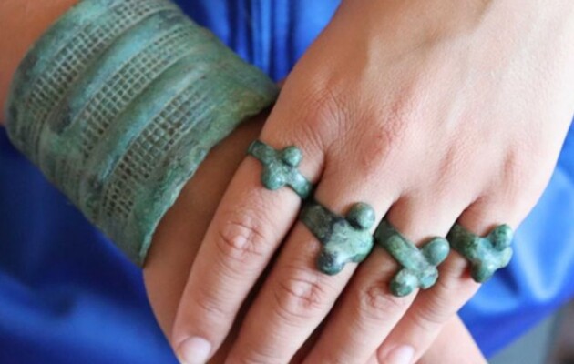 Бронзовые украшения были выполнены в едином стиле