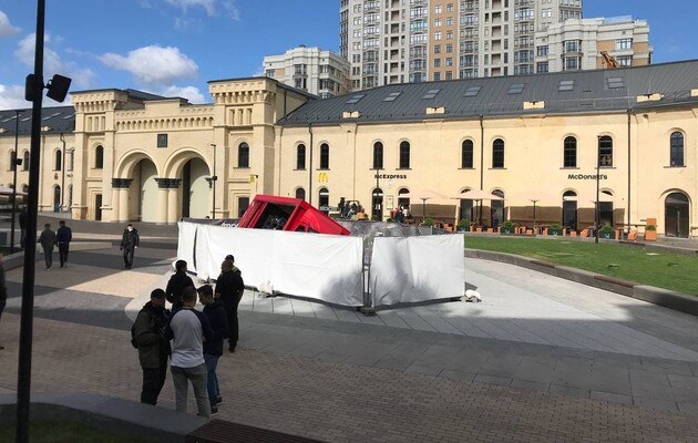 В Киеве на Арсенальной площади грузовик провалился в фонтан, который открыли накануне 