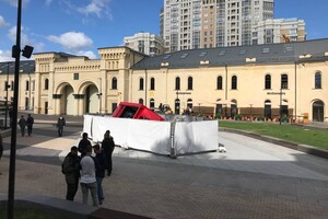 В Киеве на Арсенальной площади грузовик провалился в фонтан, который открыли накануне 