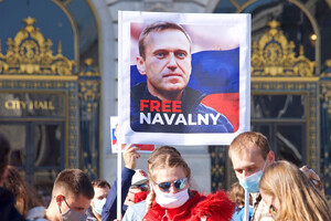 «Роскомнадзор» приравнял возможный отказ Apple и Google удалять приложение «Навальный» к вмешательству в выборы