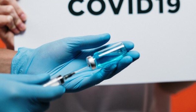 Британських підлітків закликали якомога швидше вакцинуватися від COVID-19 