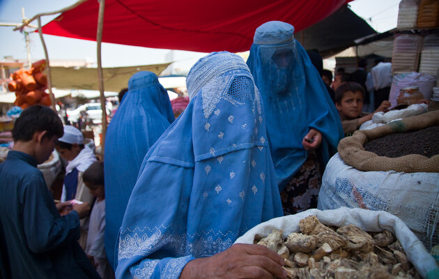 Афганських жінок, шантажуючи евакуацією, примушують до шлюбу — CNN