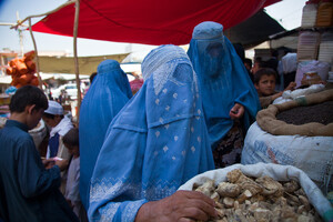 Афганских женщин, шантажируя эвакуацией, принуждают к браку — CNN 