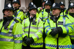 Антивакцинаторы ранили четырех полицейских в Лондоне