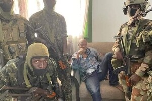 В столице Гвинеи Конакри военные мятежники задержали президента
