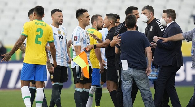 Матч Бразилія - Аргентина зупинила поліція через кілька хвилин після стартового свистка 
