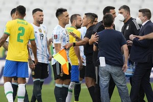 Матч Бразилия - Аргентина остановила полиция через несколько минут после стартового свистка