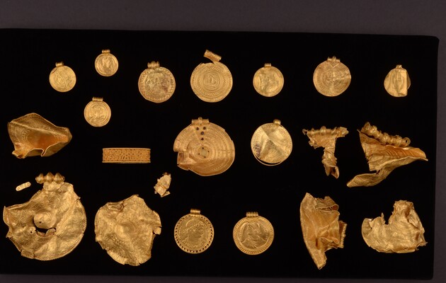 Археолог-новачок знайшов майже 1 кг золотих артефактів VI століття в Данії 