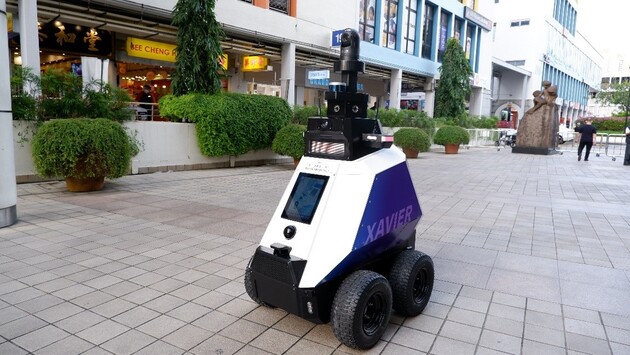 На улицах Сингапура за общественным порядком следят роботы-патрульные