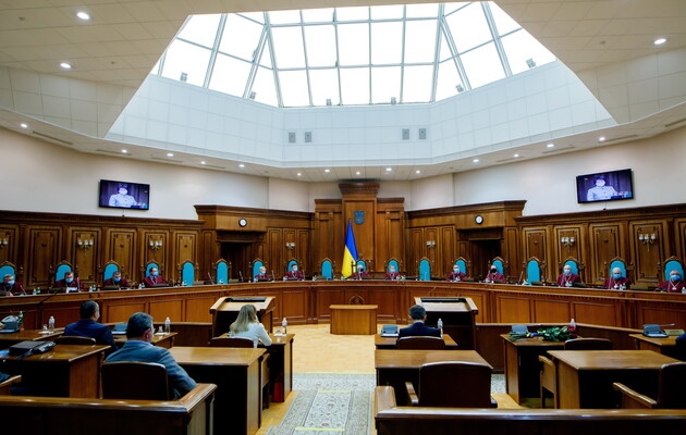 Комитет «слуги» Костина заблокировал реальный конкурсный отбор в КСУ – юрист