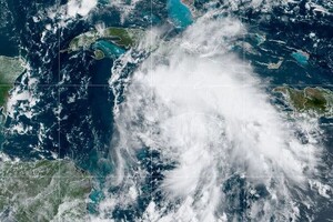 Тропический шторм «Минди» надвигается на Флориду 