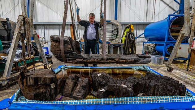 Из пруда на поле для гольфа археологи достали гроб бронзового века