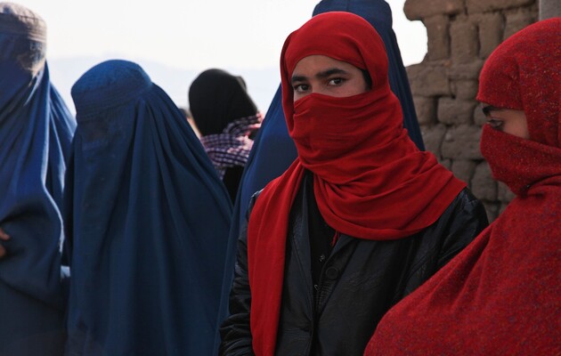 В Кабуле женщин под охраной боевиков вывели на акцию поддержки «Талибана»