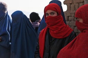 У Кабулі жінок під охороною бойовиків вивели на акцію підтримки «Талібану» 