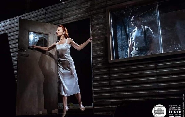 Сцена из спектакля "Трамвай Желание"