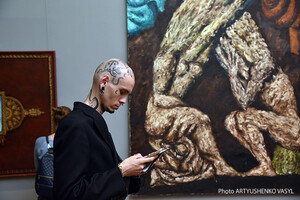 Папа, шлем давит: В Национальном художественном музее Украины открылась выставка современного искусства 