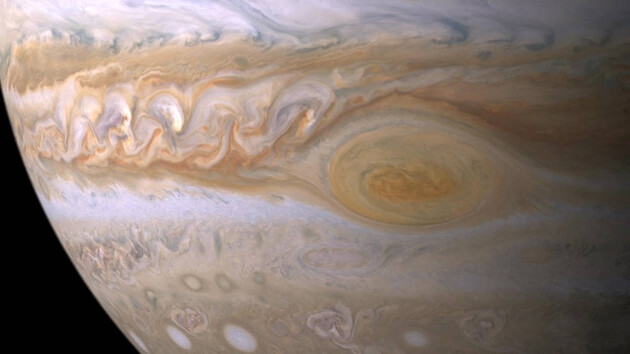 Астрономы заметили падение на Юпитер крупного объекта