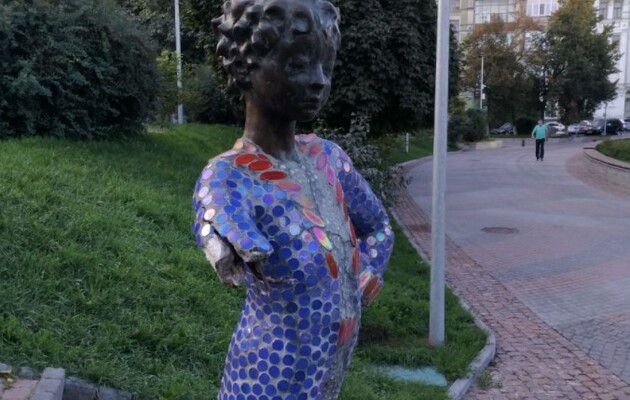 Вандалы изуродовали на Пейзажке любимую скульптуру киевлян