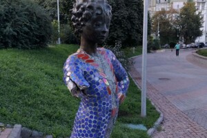 Вандалы изуродовали на Пейзажке любимую скульптуру киевлян