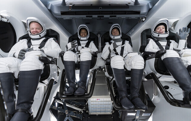 Экипаж космического корабля Crew Dragon через сутки на орбите чувствует себя хорошо – Маск