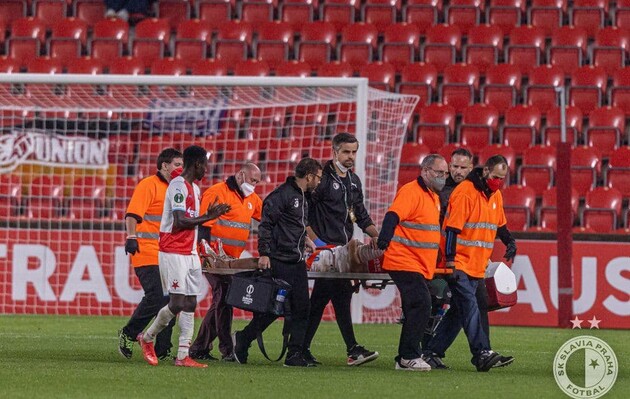 Футболист сборной Украины получил жуткую травму в матче Лиги конференций