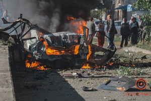 Взрыв автомобиля в Днепре: следствие рассматривает две версии 