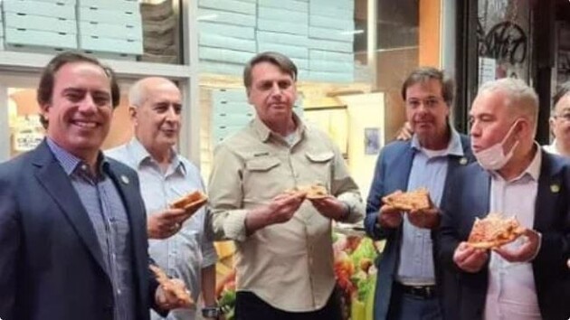 Непривитого президента Бразилии не пустили в ресторан в Нью-Йорке. Он обедал пиццей на обочине
