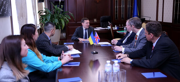 Британців ознайомили з системою видачі українських паспортів