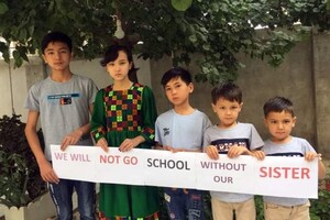 Афганські діти протестують в соцмережах проти заборони дівчаткам ходити в школу 