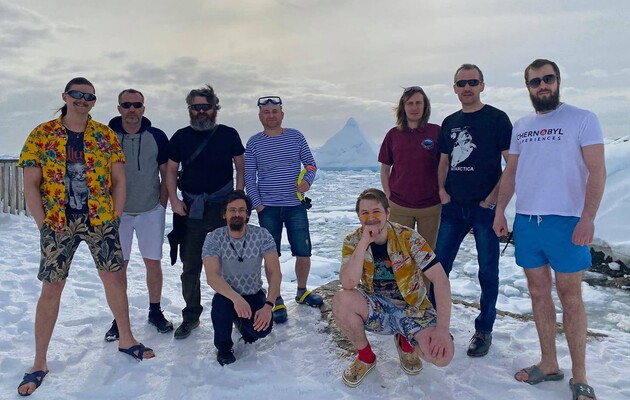 Українські полярники підтримали Кліматичний марш, опублікувавши фотографію в літньому одязі в льодах 