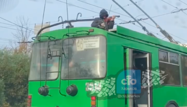 Харьковчанин, не успев зайти в троллейбус, залез на крышу и начал играть на скрипке — видео 