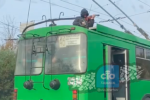 Харьковчанин, не успев зайти в троллейбус, залез на крышу и начал играть на скрипке — видео 