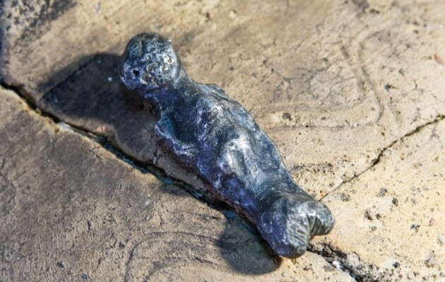 Невелика фігурка зображувала людину зі складеними руками