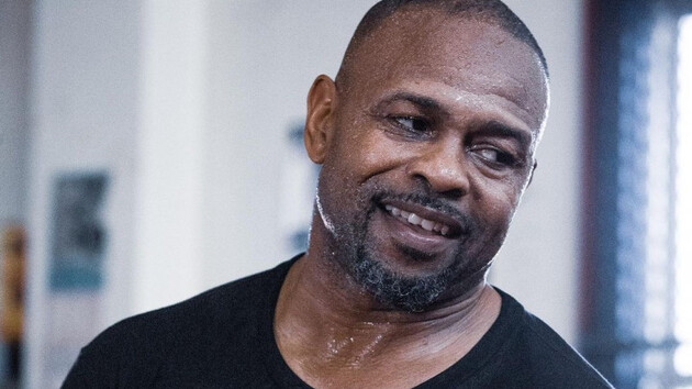 Джонс-младший отметил, что Усик превосходит Джошуа в опыте