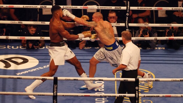 Усик переміг одноголосним рішенням суддів