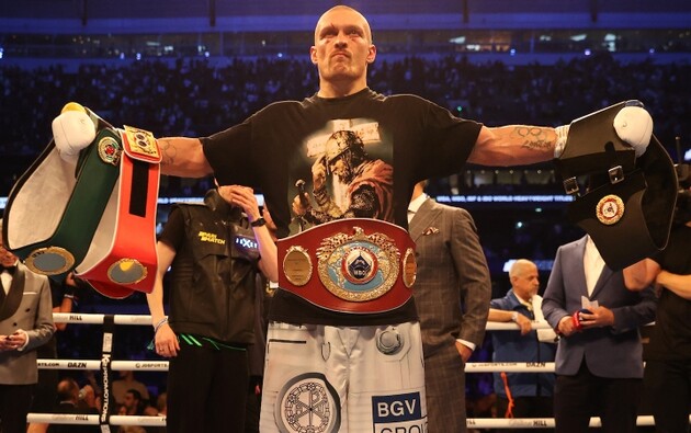 Усик отобрал у Джошуа четыре титула