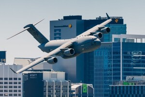 В Австралии самолет пронесся между небоскребами –  видео 