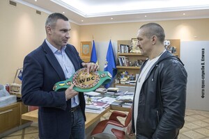 Мер Києва подарував Усику пояс WBC з українським прапором 