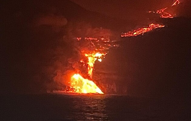 Лава из вулкана на острове Пальма достигла Атлантического океана