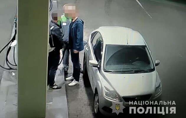 У Києві пасажир таксі побив до смерті чоловіка, який чіплявся до працівника АЗС — відео