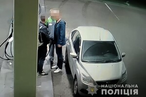 У Києві пасажир таксі побив до смерті чоловіка, який чіплявся до працівника АЗС — відео
