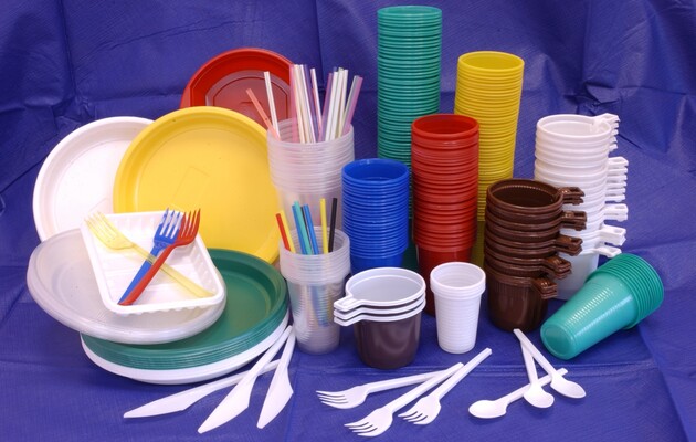 В Україні пропонують заборонити одноразовий пластиковий посуд 