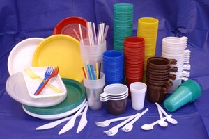 В Україні пропонують заборонити одноразовий пластиковий посуд 