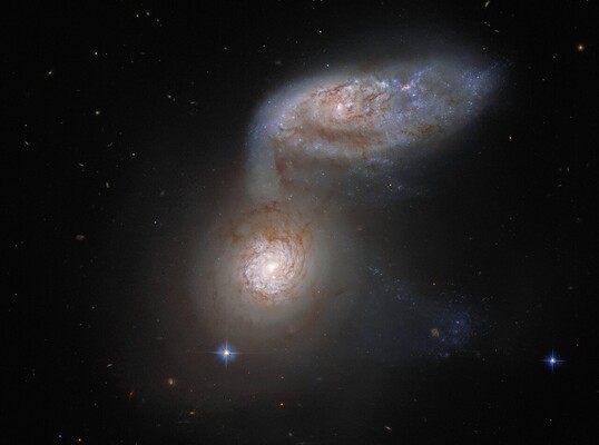 «Хаббл» зробив знімок «небезпечного танцю» двох галактик 