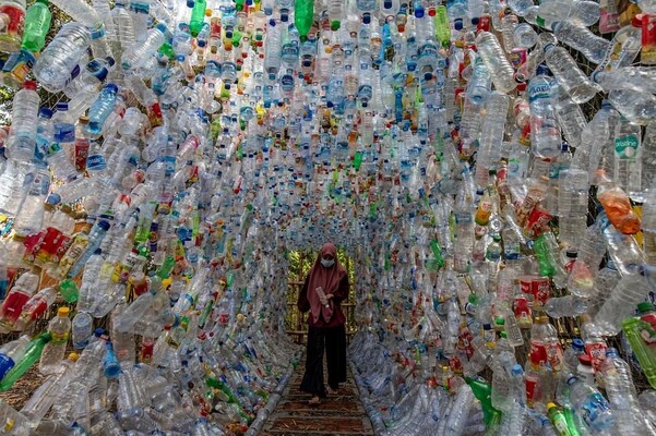 В Индонезии открыли музей, сделанный полностью из пластикового мусора — видео 