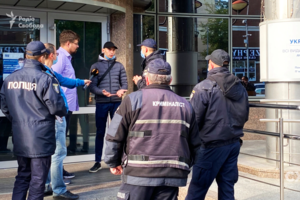 У Зеленского возмутились нападением на журналистов «Схем» во время интервью в «Укрэксимбанке» 