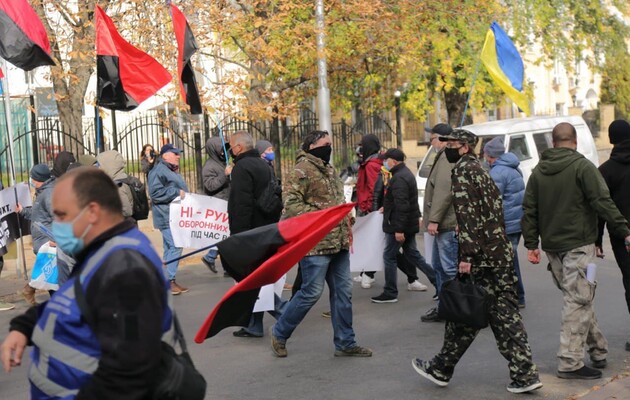 Протест під “Більшовиком”: трудовий колектив ПКМЗ перекрив вулицю Гарматну